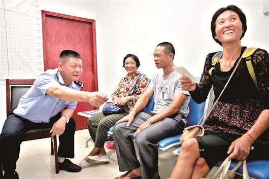 在民警的幫助下，流浪婦女右一與親人相聚