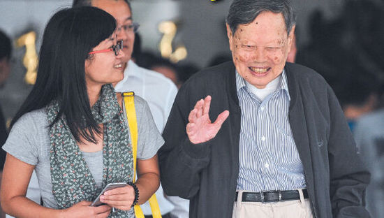 9月18日，楊振寧在合肥參觀中國(guó)科大近代物理系時(shí)接受記者采訪。記者卞世鵬/攝