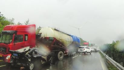 西攀高速公路追尾事故現(xiàn)場。