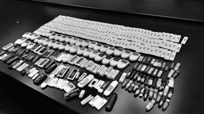 警方在行動(dòng)中繳獲的地下錢莊持有的銀行卡和手機(jī)、U盾等作案工具。