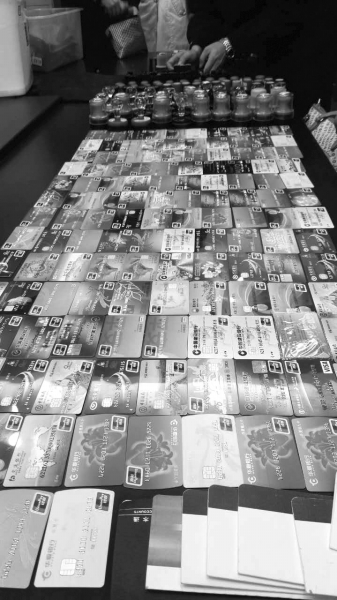 警方在行動(dòng)中繳獲的地下錢莊持有的銀行卡和手機(jī)、U盾等作案工具。