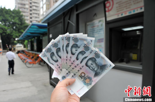 “如果是千元左右的跨行轉(zhuǎn)賬，都會先充值到支付寶，然后再轉(zhuǎn)到相應(yīng)銀行賬戶中”，肩負3000多元月供的北京白領(lǐng)小李告訴中新網(wǎng)記者，這樣操作起來方便、省時，還免去下載好幾個銀行客戶端的麻煩。