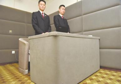 審訊室、居住室內的桌椅板凳都進行了軟包。