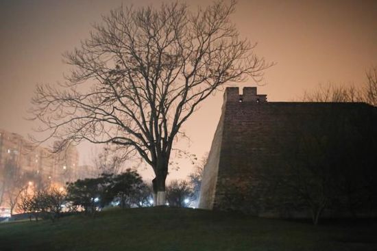 2015年12月20日，北京。霧霾之中，燈光之下的明長(zhǎng)城遺址公園。