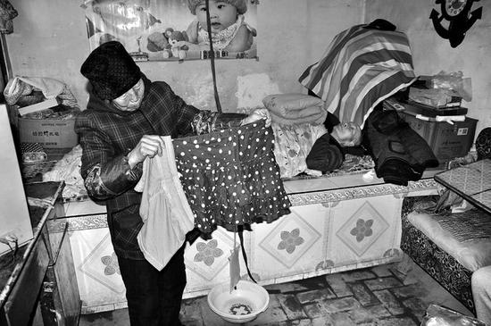 給爺爺到鎮(zhèn)上領過冬的福利，卻領回短裙短褲