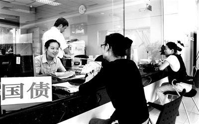 由于網(wǎng)銀和柜臺(tái)同時(shí)開售，部分銀行網(wǎng)點(diǎn)甚至來不及賣出一筆就發(fā)現(xiàn)額度全部被搶光供圖/視覺中國