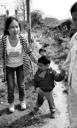 獲救小孩及其母親段曉霞。