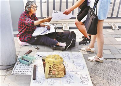 八旬老太路邊擺攤賣(mài)畫(huà)稱(chēng)養(yǎng)家 八旬老太路邊擺攤賣(mài)畫(huà)稱(chēng)養(yǎng)家
