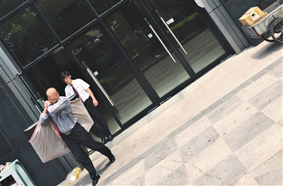 昨日11時(shí)許，新華聯(lián)國(guó)際公寓門(mén)口，一男子將電視等賭具轉(zhuǎn)移，后被警方控制