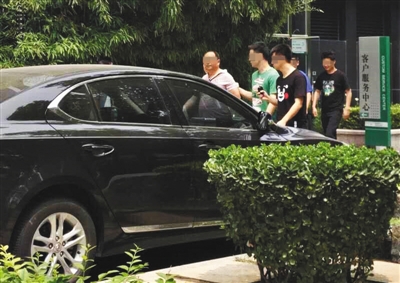 昨日下午，北京警方從新華聯(lián)國(guó)際公寓內(nèi)帶出一名男子