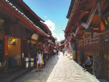 6月3日中午，麗江古城街道上游客稀少。