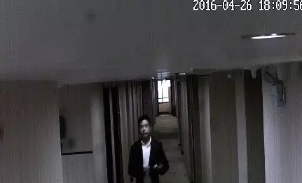  疑似肖明離開(kāi)酒店的監(jiān)控錄像截圖