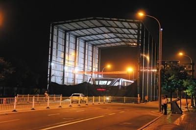 昨日夜間，河北北戴河，“巴鐵”1號(hào)試驗(yàn)地，工作人員正在對(duì)車體進(jìn)行施工檢修。