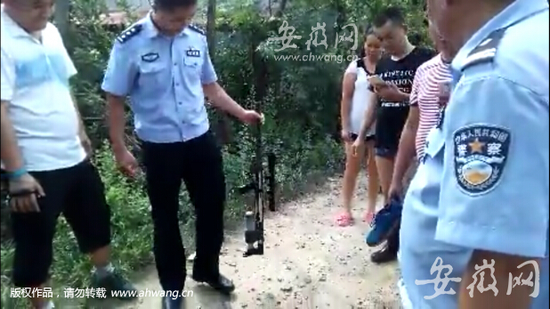 警方在案發(fā)地附近找到的槍支。