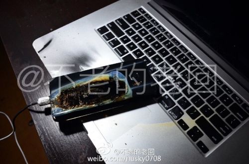 根據(jù)圖片來看，蘋果MacBook Pro筆記本觸控面板左邊部分被熏黑，而且該網(wǎng)友也提供了充電設(shè)備，就是三星Note 7原裝充電器。
