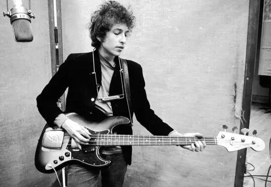 此處外事兒(微信ID：xjb-waishier)要替一個(gè)人心疼10秒鐘——自2009年以來連續(xù)八年被視為諾貝爾文學(xué)獎(jiǎng)熱門人選的日本作家村上春樹。