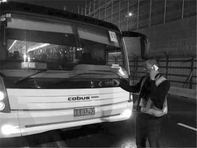 事發(fā)擺渡車。網(wǎng)絡(luò)圖片