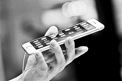 事實(shí)上，很多專業(yè)人士認(rèn)為蘋果回到美國(guó)生產(chǎn)不切實(shí)際的真正原因在于美國(guó)缺乏足夠的產(chǎn)業(yè)工人和配套產(chǎn)業(yè)鏈。一家風(fēng)險(xiǎn)投資公司的合伙人就表示：“目前美國(guó)在消費(fèi)電子產(chǎn)品領(lǐng)域已經(jīng)不具備供應(yīng)鏈。這種供應(yīng)鏈不僅僅指的是原材料和核心部件，而且還包括具有一定能力的熟練技術(shù)工人?！? complete=