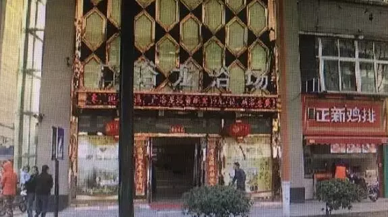 張阿姨說，附近柜臺一名工作人員，說什么也不讓她在這塊走廊哄孫女，幾句不和，雙方吵了起來。