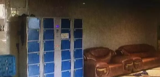 事后一家在浴場里燃放爆竹？