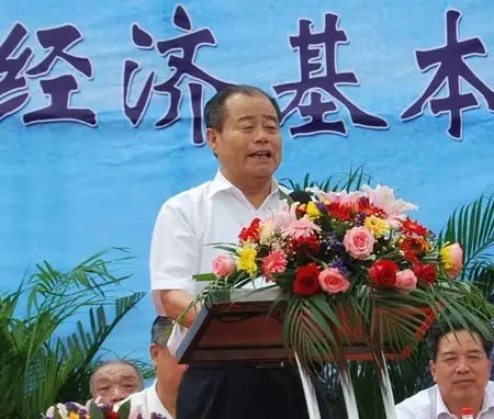 信發(fā)集團(tuán)發(fā)展成為一家集發(fā)電、供熱、氧化鋁、電解鋁、碳素、燒堿、聚氯乙烯、電石、鋁深加工等產(chǎn)業(yè)于一體的現(xiàn)代化大型企業(yè)集團(tuán)，位于山東聊城茌平縣。2016年10月，信發(fā)集團(tuán)董事局主席張學(xué)信在接受山東商報(bào)采訪時(shí)表示，44年企業(yè)沒有一名員工離職。