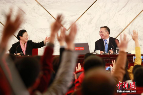 資料圖：2016年3月2日，全國政協(xié)十二屆四次會議新聞發(fā)布會在北京人民大會堂舉行，大會新聞發(fā)言人王國慶(右)回答中外記者提問。中新社記者 盛佳鵬 攝