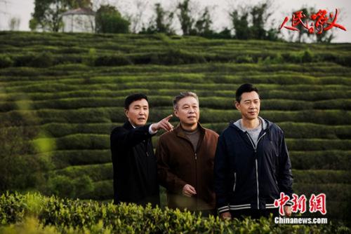 吳剛(左一)飾演李達(dá)康