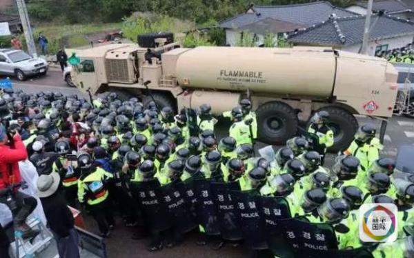 凌晨4時(shí)30分左右，駐韓美軍向“薩德”系統(tǒng)部署地星州高爾夫球場運(yùn)送“薩德”相關(guān)裝備。約有20多輛卡車和軍用拖車進(jìn)入星州高爾夫球場，其中裝有兩臺導(dǎo)彈發(fā)射架、X波段雷達(dá)及作戰(zhàn)指控中心等裝備。