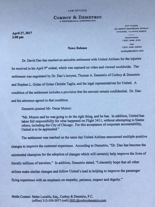 當(dāng)?shù)貢r(shí)間4月27日14點(diǎn)（北京時(shí)間28日凌晨3點(diǎn)），負(fù)責(zé)代理美聯(lián)航暴力拖拽乘客下飛機(jī)一案的律師德梅特里奧給包括央視記者在內(nèi)的媒體發(fā)來(lái)郵件，稱美聯(lián)航已與遭暴力拖拽下飛機(jī)的乘客David Dao達(dá)成和解協(xié)議。但作為條件之一，協(xié)議的具體內(nèi)容和涉及的金額保密。