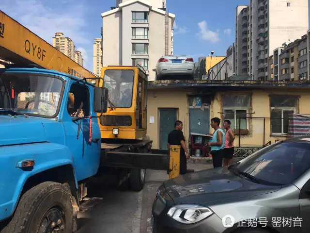 女司機(jī)與保安沖突停車堵門 物業(yè)雇吊車讓其上天 女司機(jī)與保安沖突停車堵門 物業(yè)雇吊車讓其上天
