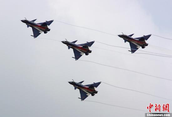 資料圖：殲-10表演機(jī)。<a target='_blank'  _fcksavedurl='http://www.chinanews.com/' _fcksavedurl='http://www.chinanews.com/'>中新社</a>發(fā) 申進(jìn)科 攝