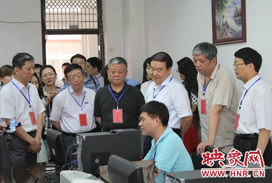 在評(píng)卷質(zhì)檢組,工作人員介紹說,今年有四級(jí)質(zhì)檢(即小組質(zhì)檢、題組質(zhì)檢、學(xué)科質(zhì)檢、省質(zhì)檢),確保嚴(yán)把質(zhì)量