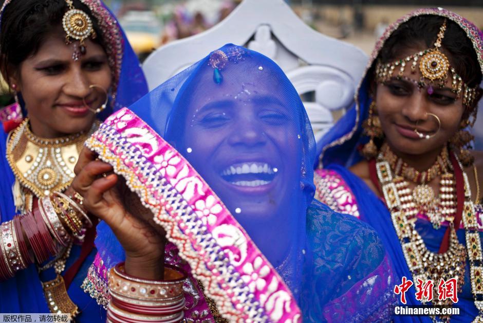 當(dāng)?shù)貢r間2014年6月15日,印度新德里,印度政府為數(shù)百對貧困新人舉辦集體婚禮。