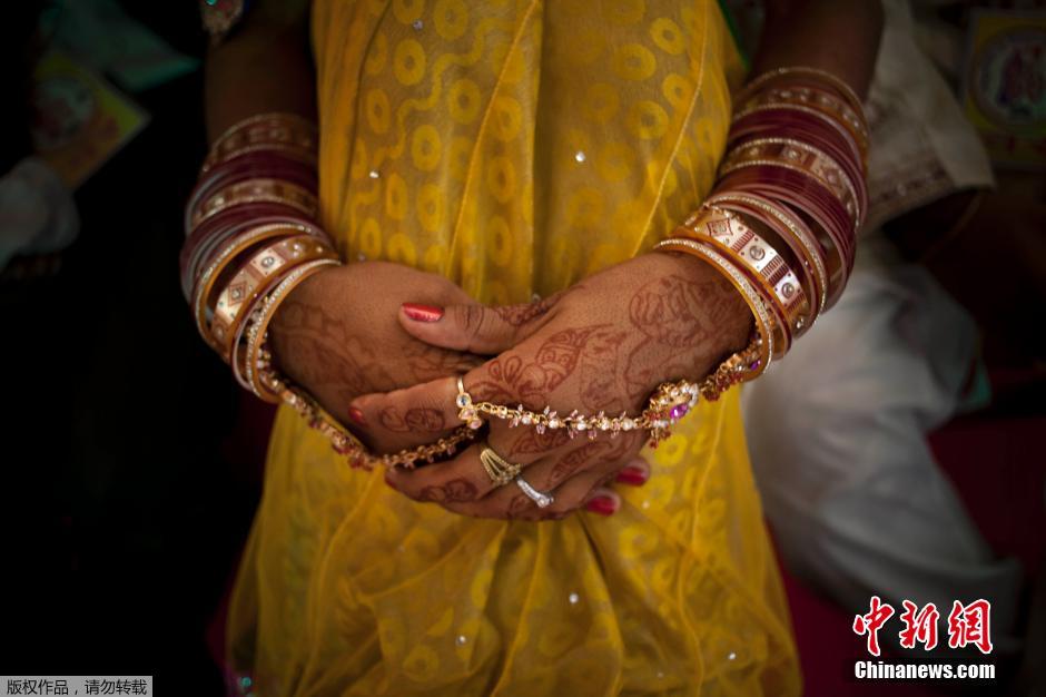 當(dāng)?shù)貢r間2014年6月15日,印度新德里,印度政府為數(shù)百對貧困新人舉辦集體婚禮。