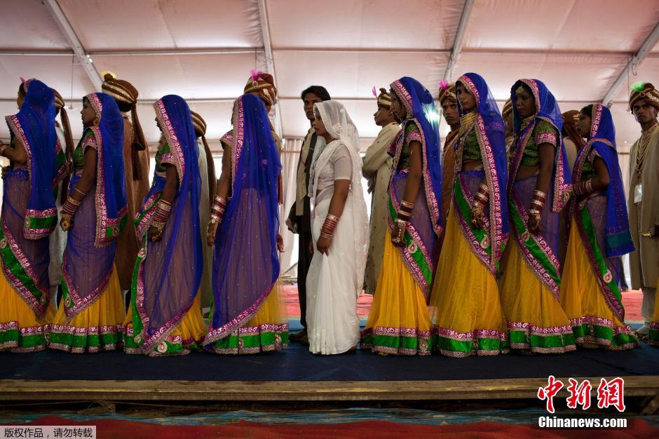 當(dāng)?shù)貢r間2014年6月15日,印度新德里,印度政府為數(shù)百對貧困新人舉辦集體婚禮。