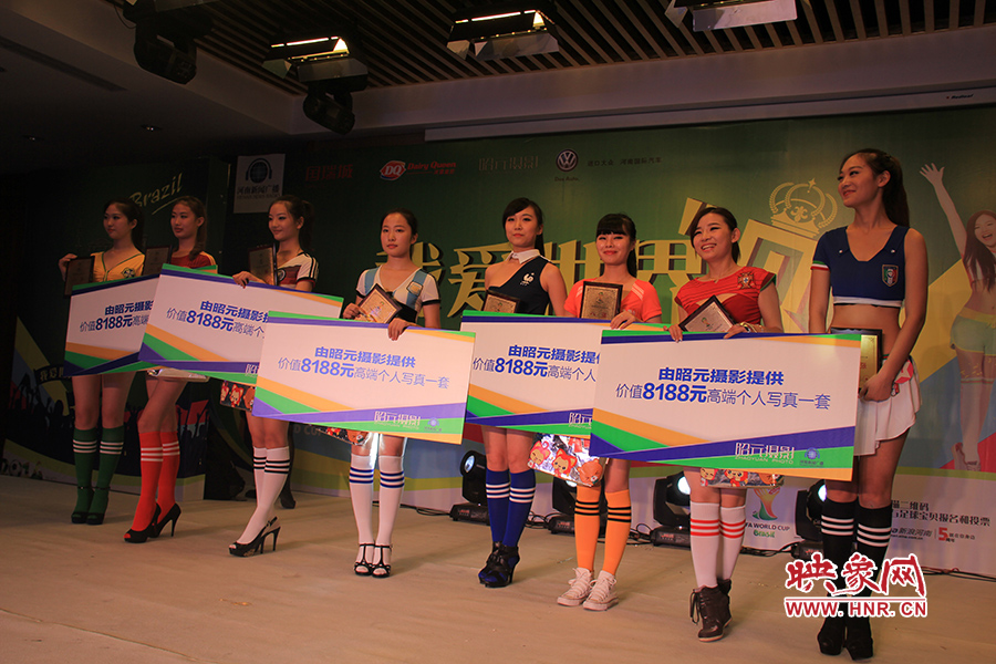 18位足球佳麗通過(guò)自我列紹、旗袍走秀、球衣展示三輪比拼，最終8位選手成功勝出。