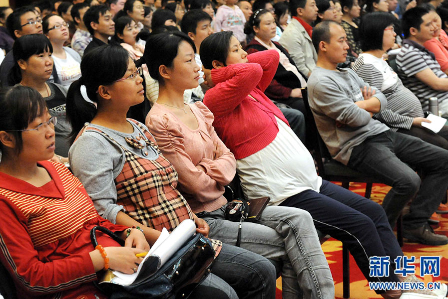 “準(zhǔn)媽媽”和“準(zhǔn)爸爸”們在鄭州市舉行的一場金色“孕”律音樂會現(xiàn)場欣賞搖籃曲（2011年5月8日攝）。