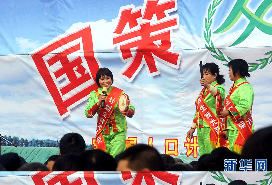 說唱演員在河南省寶豐縣街頭宣傳計(jì)劃生育政策（2008年2月19日攝）。