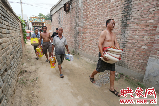 映象網(wǎng)記者為老人帶來大米糧油等生活物資。