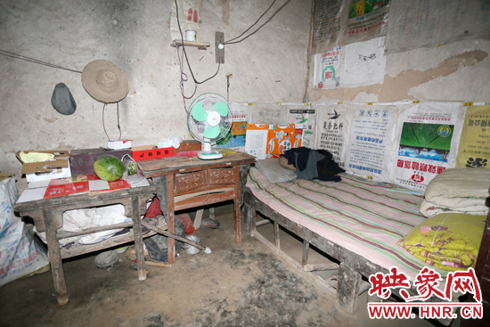 老人的居住條件十分簡陋。