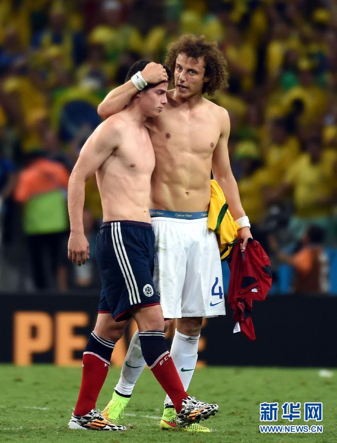 圖為7月4日，巴西隊球員路易斯（右）賽后安慰哥倫比亞隊球員羅德里格斯。