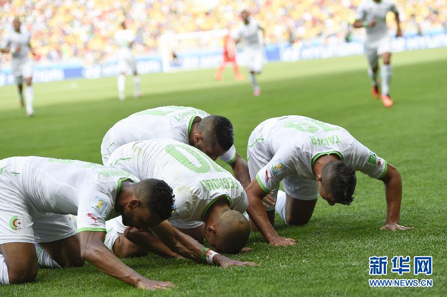 6月17日，阿爾及利亞隊球員蘇·費古利（左二）罰入點球后與隊友慶祝。