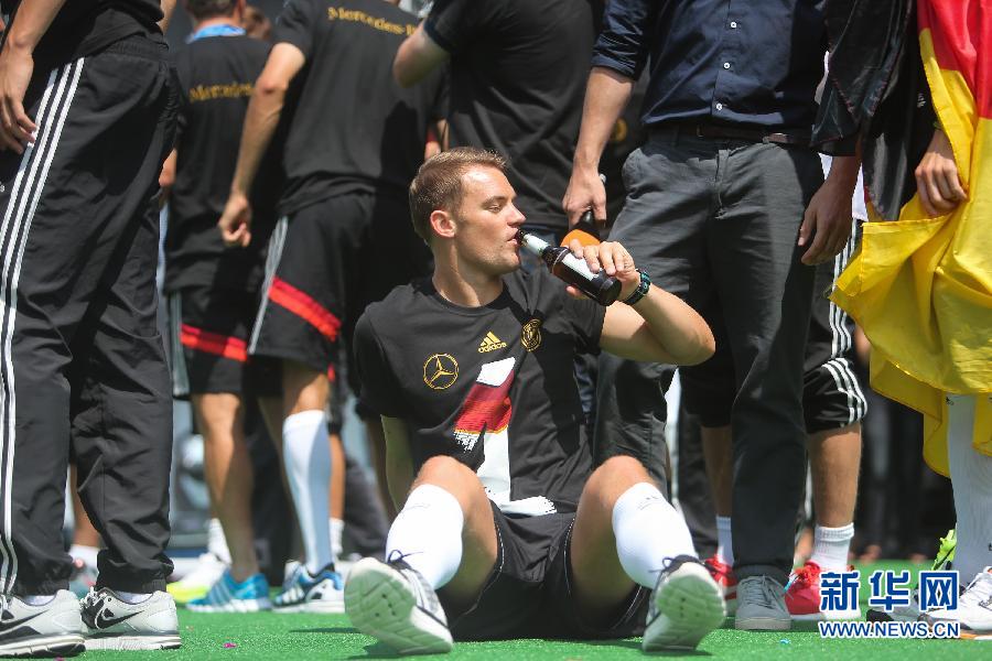 當?shù)貢r間2014年7月15日，德國柏林，德國隊歸國舉行奪冠巡游