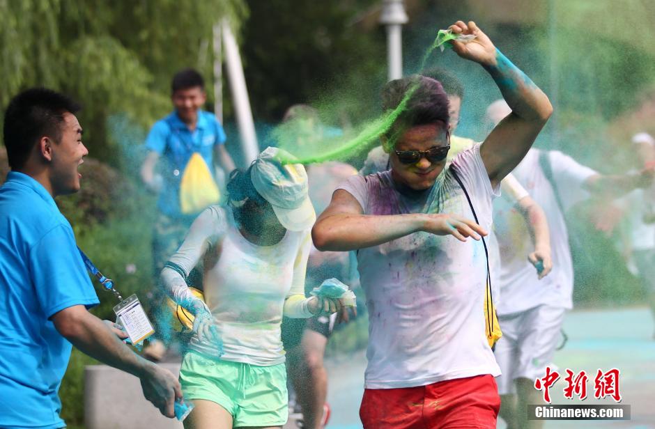 7月19日,參加彩虹跑的年輕人沖向終點后合影。