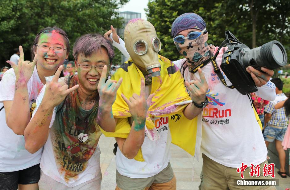 7月19日,參加彩虹跑的年輕人沖向終點后合影。