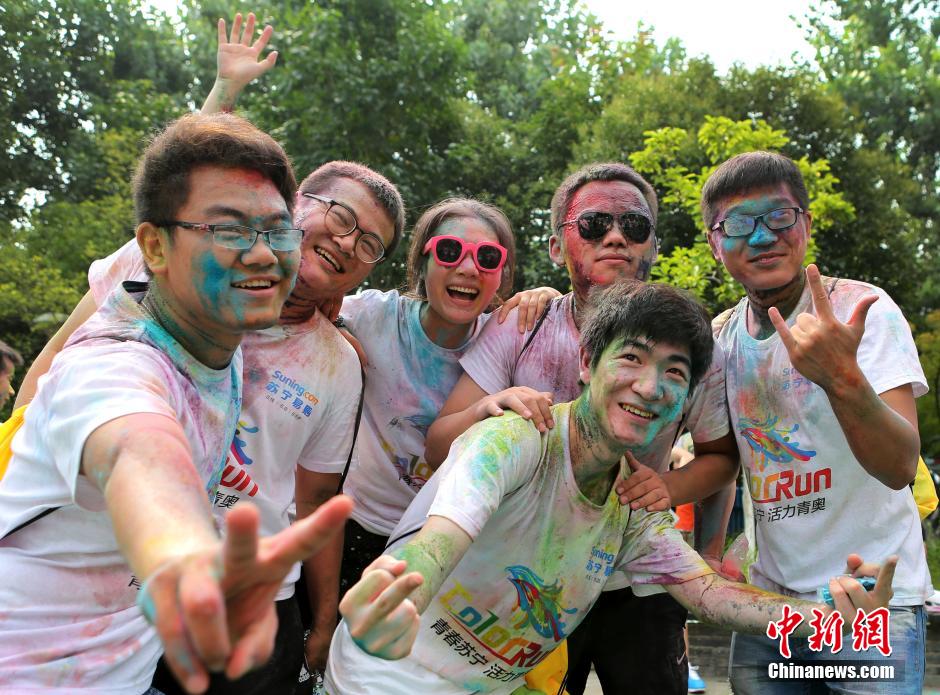 7月19日,參加彩虹跑的年輕人沖向終點后合影。