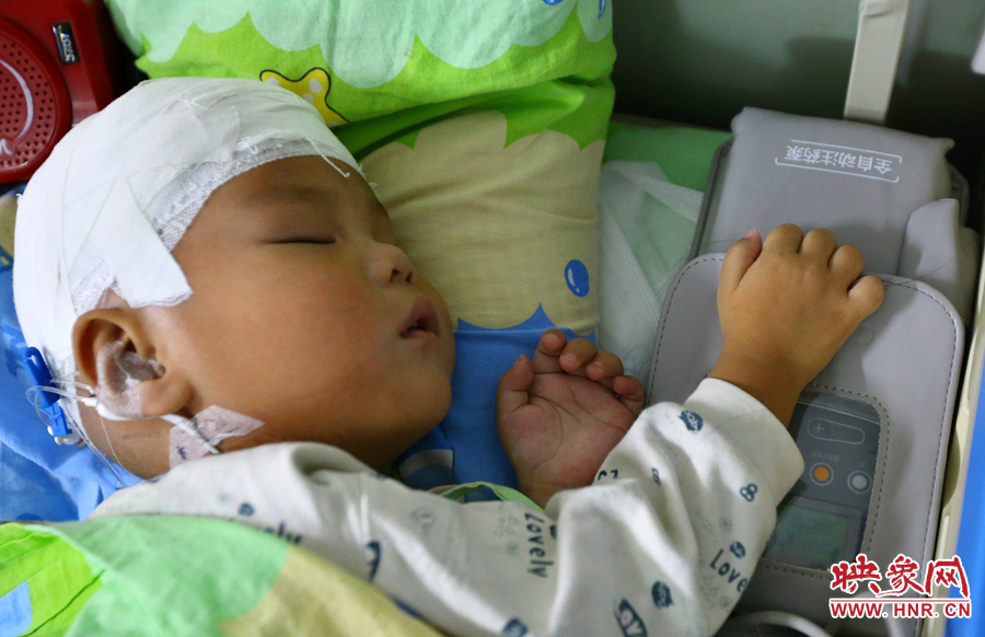 經(jīng)過手術(shù)，小龍病情已經(jīng)逐漸好轉(zhuǎn)，正在甜甜的熟睡