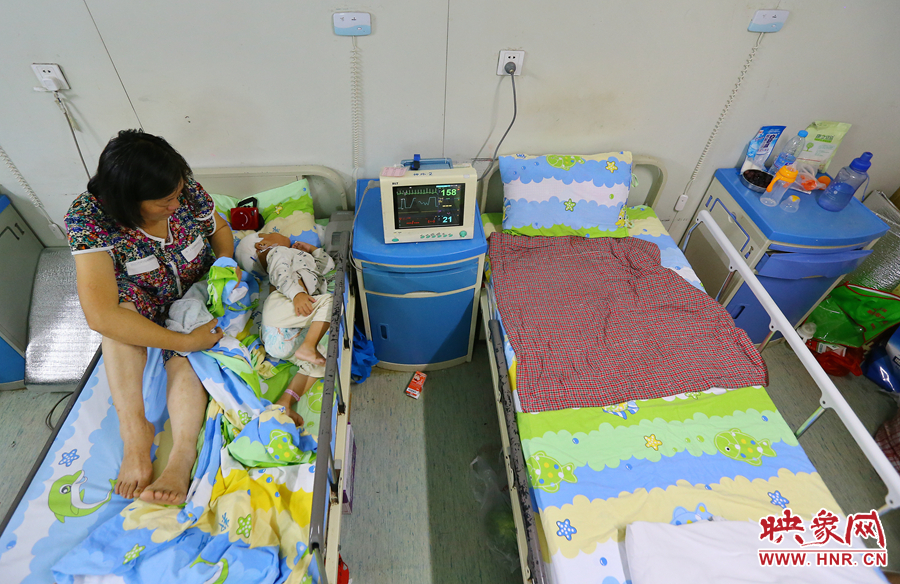 大龍手術(shù)期間，奶奶一直守在小龍身邊