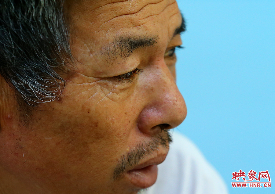 大龍爺爺兩鬢的白發(fā)這兩天好像又多了些，在手術(shù)室外的等待，更是對他內(nèi)心的煎熬。