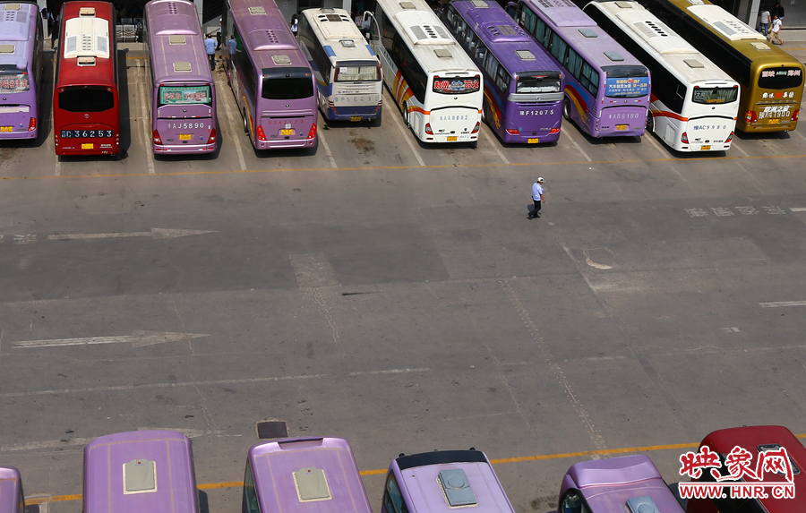 在不大的車(chē)站內(nèi)，幾十輛客車(chē)不停運(yùn)轉(zhuǎn)的發(fā)動(dòng)機(jī)，使得場(chǎng)站內(nèi)溫度居高不下